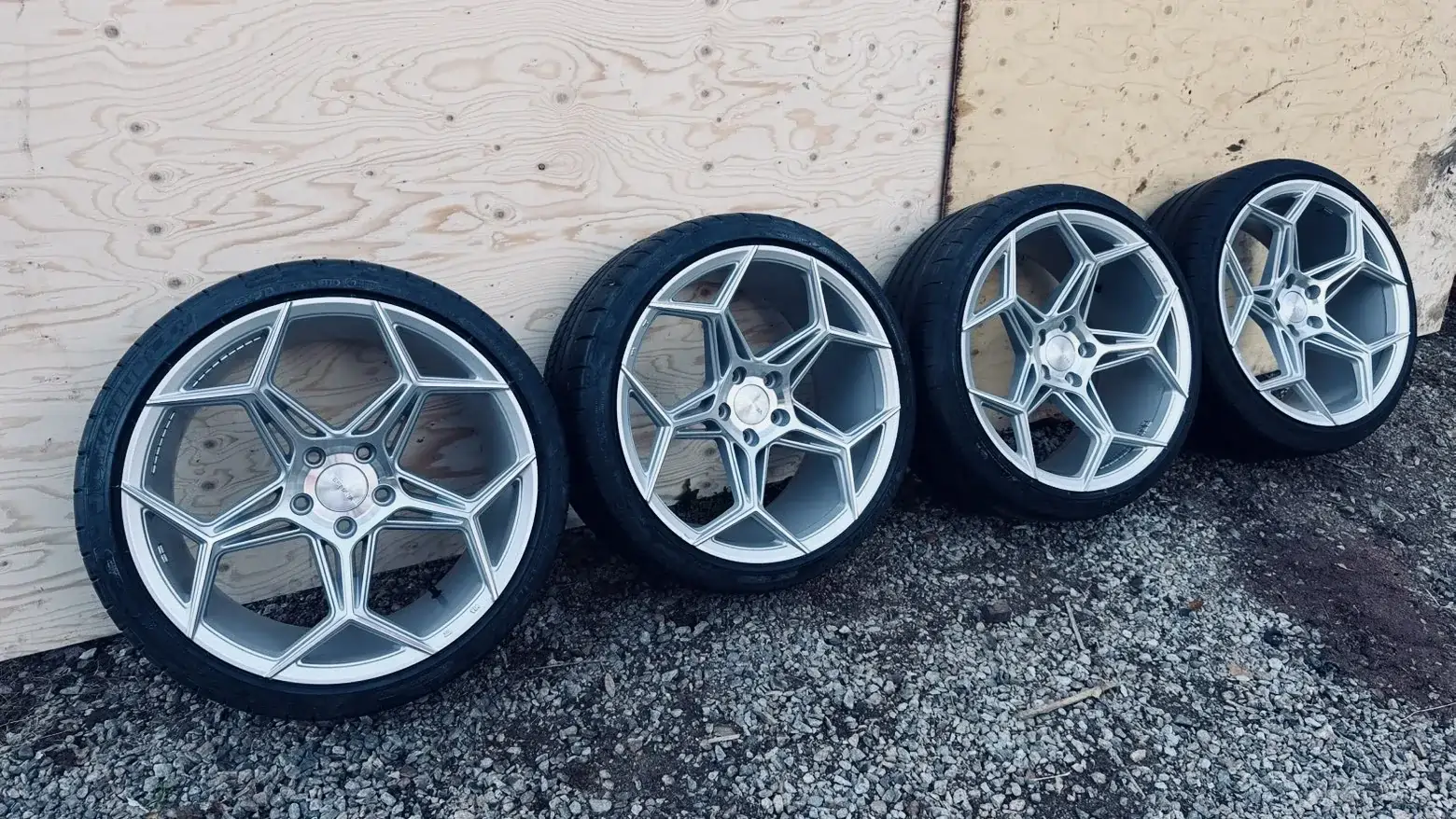 Asiakasauto - Uudet vanteet ja renkaat asennettu Fixneron toimesta